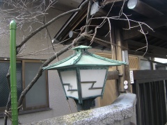 　1956年製作　初代社長が作った灯篭です。